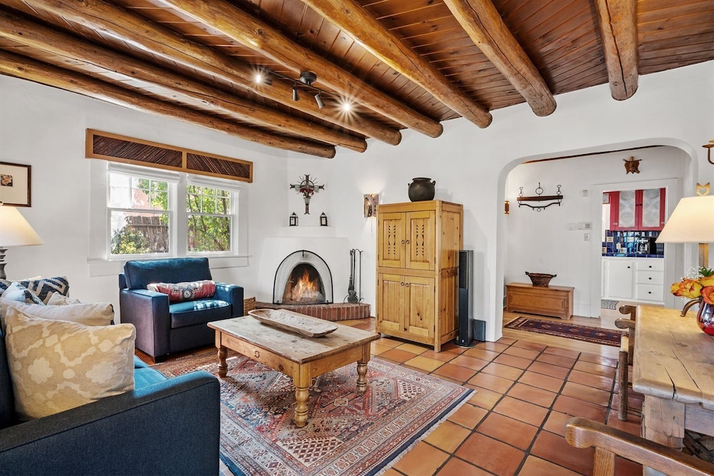 Luna Historic Adobe Retreat Walk to The Railyard and The Plaza in Santa Fe, United States