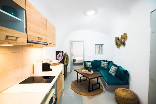 Jessica Apartment with Jacuzzi — 4-Star Luxury Hotel in Fira, Greece