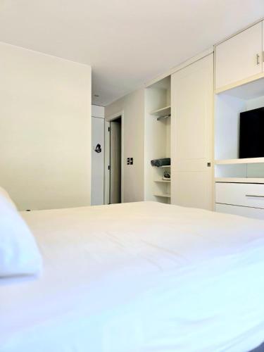DuplexTOP Miraflores Queen SmartTV Lima 1B 101 — 4-Star Luxury Hotel in Lima, Peru