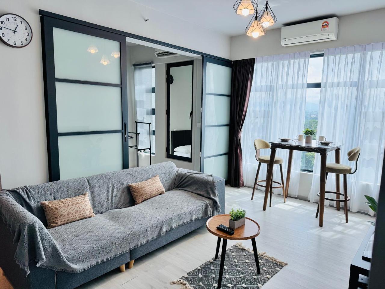 Upper Floor City View with Jesselton Quay near Suria Sabah & Jesselton point — 4-Star Luxury Hotel in Kota Kinabalu, Malaysia