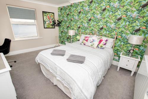 Flamingo Bay Huge Apartment With Stunning Views On the beach