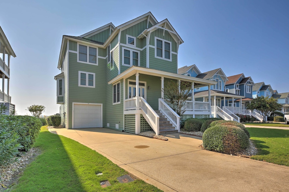 Manteo Waterfront Resort Home with 30 Ft Dock — hotel in Manteo