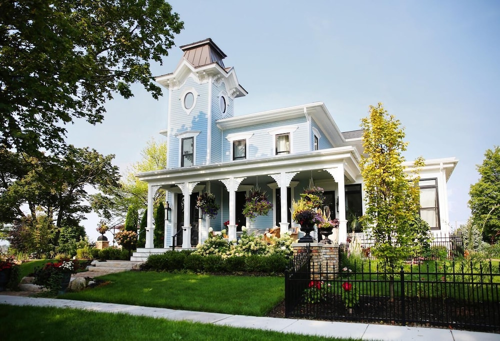 The Lilley Mansion Bed & Breakfast — 5-Star Luxury Hotel in Spring Lake, United States
