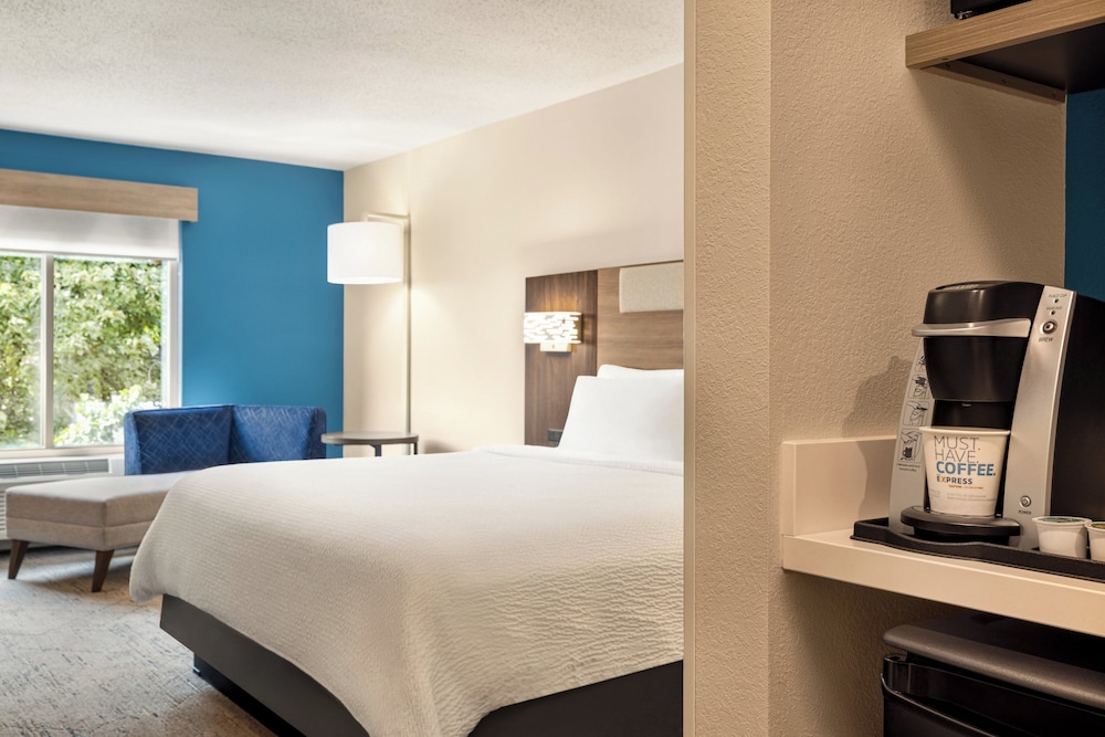 Holiday Inn Express & Suites Hagerstown by IHG - photo 13