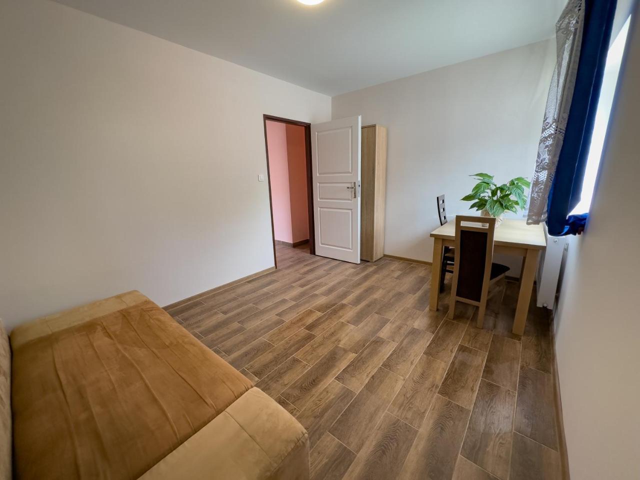 Apartament 4 osobowy obok Szpitala Brzeziny 2 pokoje Prywatna łazienka i kuchnia 32m2 — hotel in Brzeziny