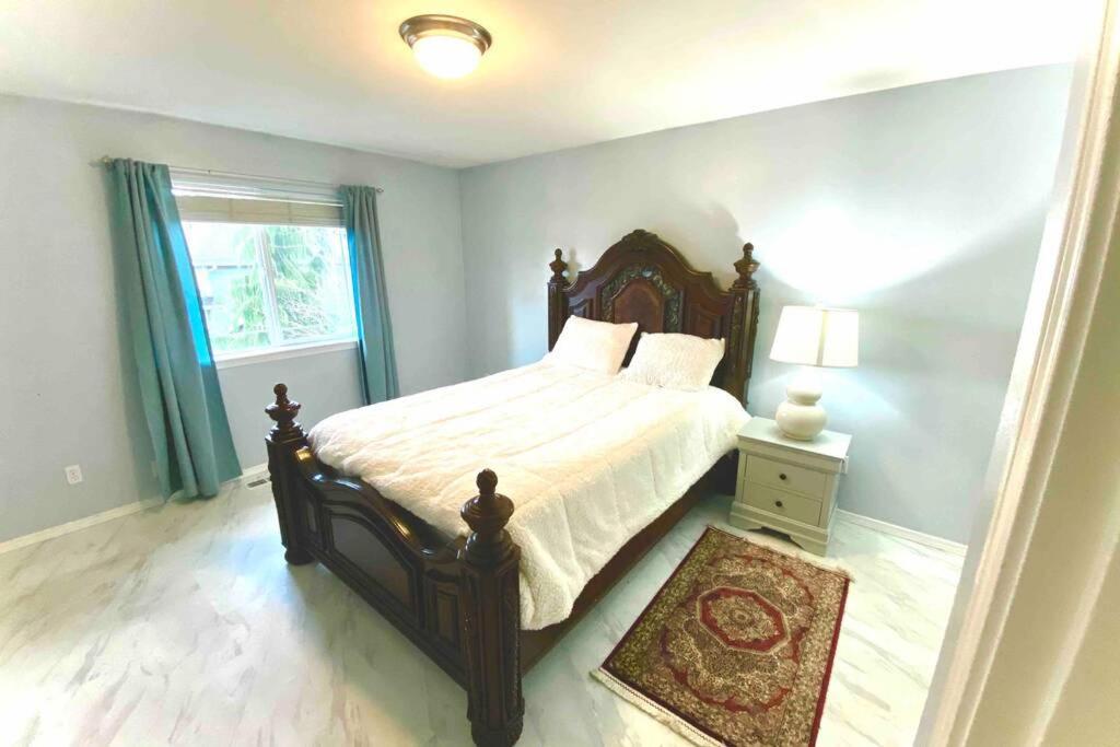 Entire House with Four Bedrooms Hot Tub Bbq Private Backyard Free Wifi And Parking Near Seattle Ev — 4-Star Luxury Hotel in Martha Lake, United States