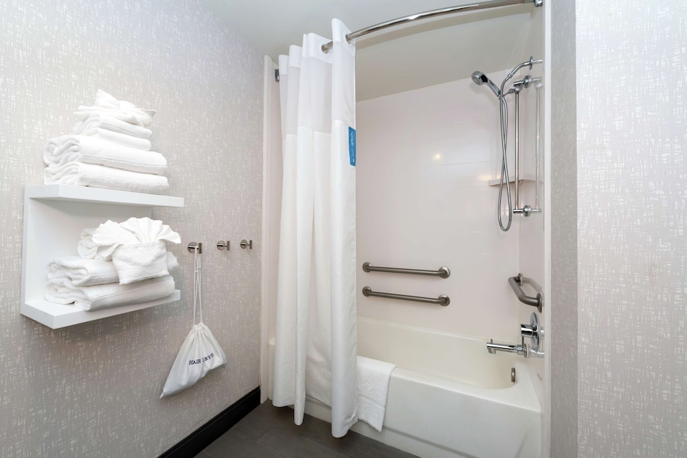 Hampton Inn Greensboro Airport - photo 28