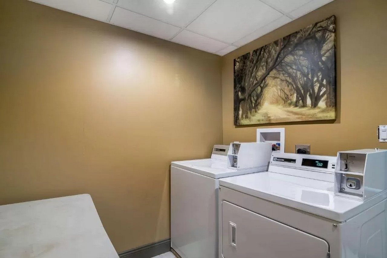 Econo Lodge Inn And Suites - photo 7