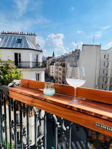 Suite vue Montmartre & balcon — 4-Star Luxury Hotel in Paris, France