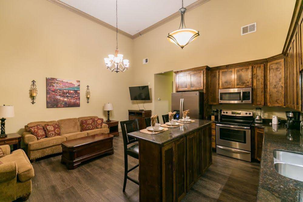 Hosteeva Baronne Street Suites - photo 25