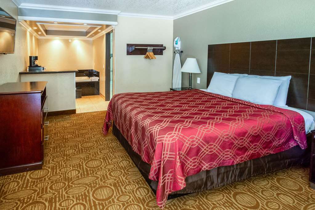 Econo Lodge Inn & Suites Fallbrook Downtown - photo 23