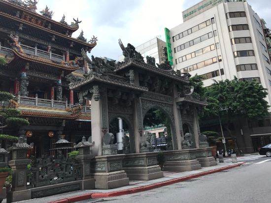 Linsen N. Rd. near Ningxia Night Market Taipei Station Super Superior Suite for 2 — 5-Star Luxury Hotel in Taipei, Republic of China Taiwan