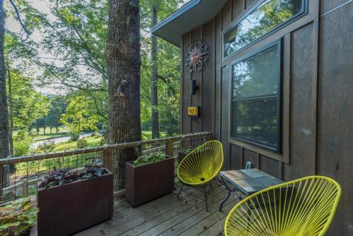 Outside Inn Screened in Porch & Close to Town - photo 3