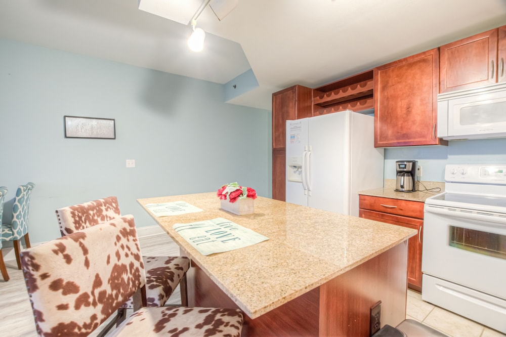 Laketown Wharf Resort by Aneliya's Rentals - photo 348