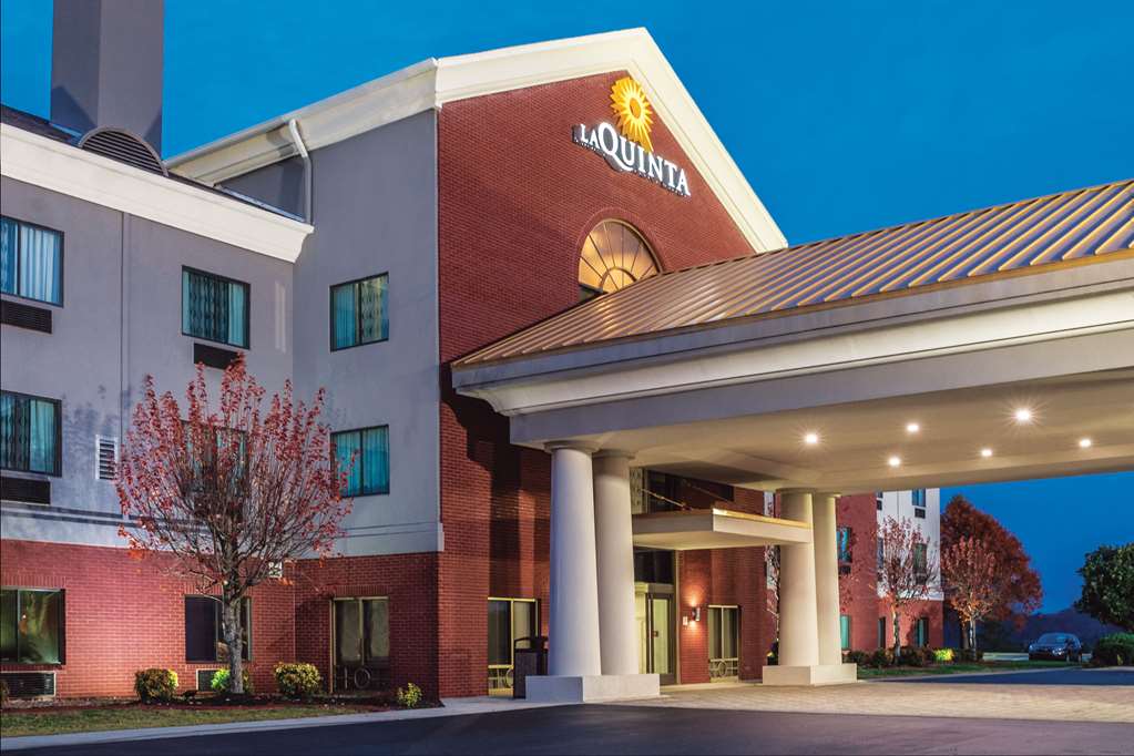 La Quinta Inn & Suites by Wyndham Loudon - photo 3
