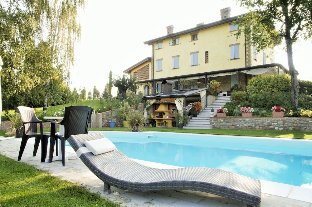 La Vedetta Bed&Breakfast — 4-Star Luxury Hotel in Castelvetro Di Modena, Italy