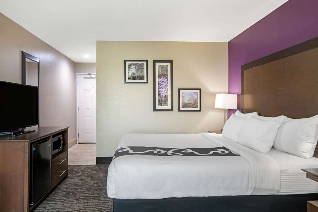 La Quinta Inn & Suites by Wyndham Visalia Sequoia Gateway - photo 43