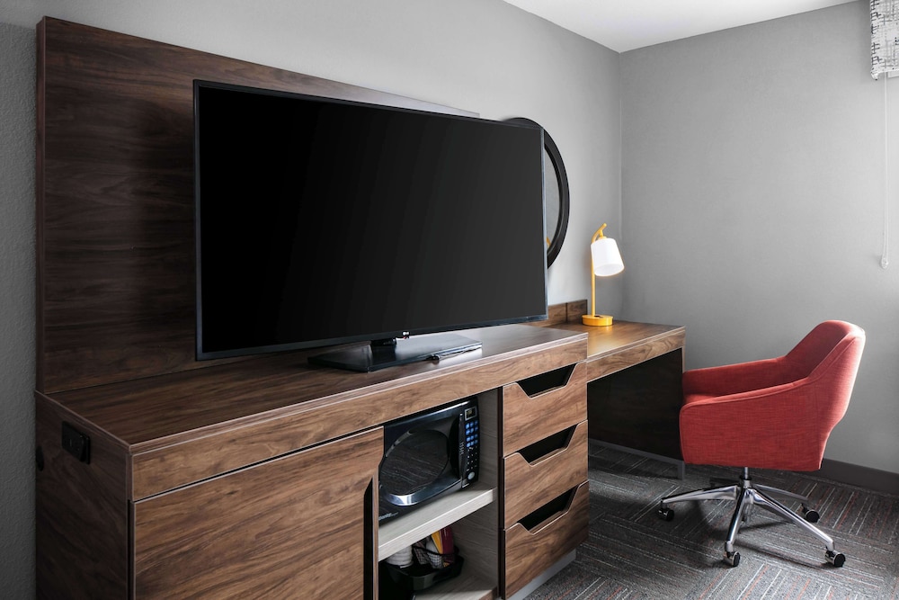 Hampton Inn & Suites West Bend - photo 18