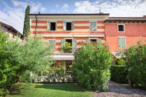 Turchese Apartment With Pool — 4-Star Luxury Hotel in Torri Del Benaco, Italy