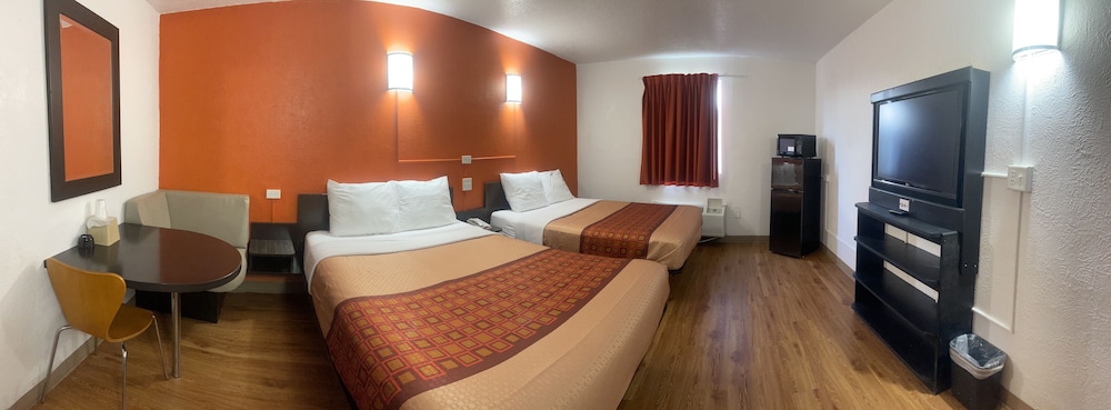 Regal 8 Inn & Suites - photo 9