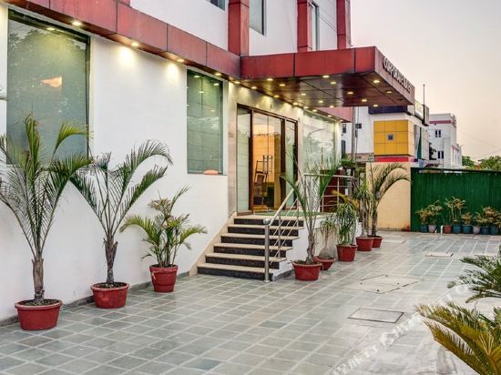 Treebo Corporate Suites - last minute hotel in Noida