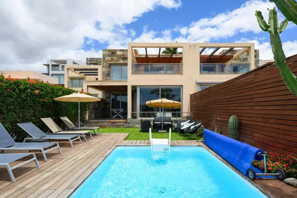 Golfers 14 Inh 24359 in San Bartolome De Tirajana, Spain