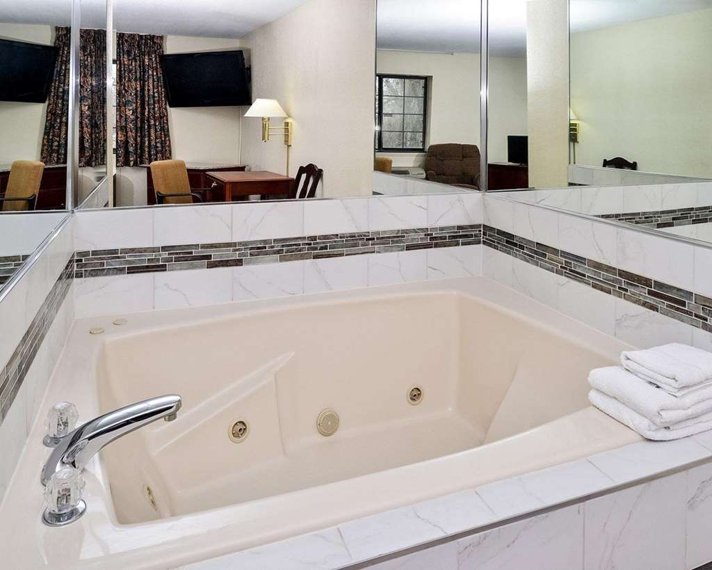 Econo Lodge Inn & Suites Shelbyville - photo 9