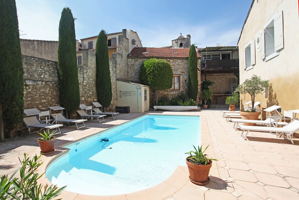 Villa Velleron — 4-Star Luxury Hotel in Velleron, France