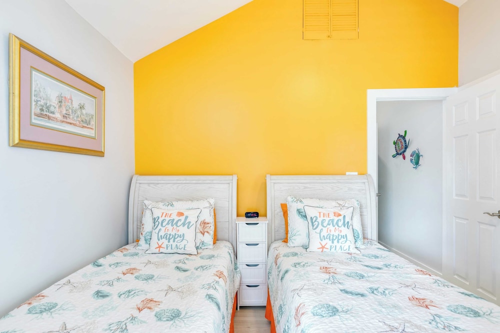 Bahamian Reed by Avantstay Walk to Everything w Community Pool Month Long Stays Only - photo 19