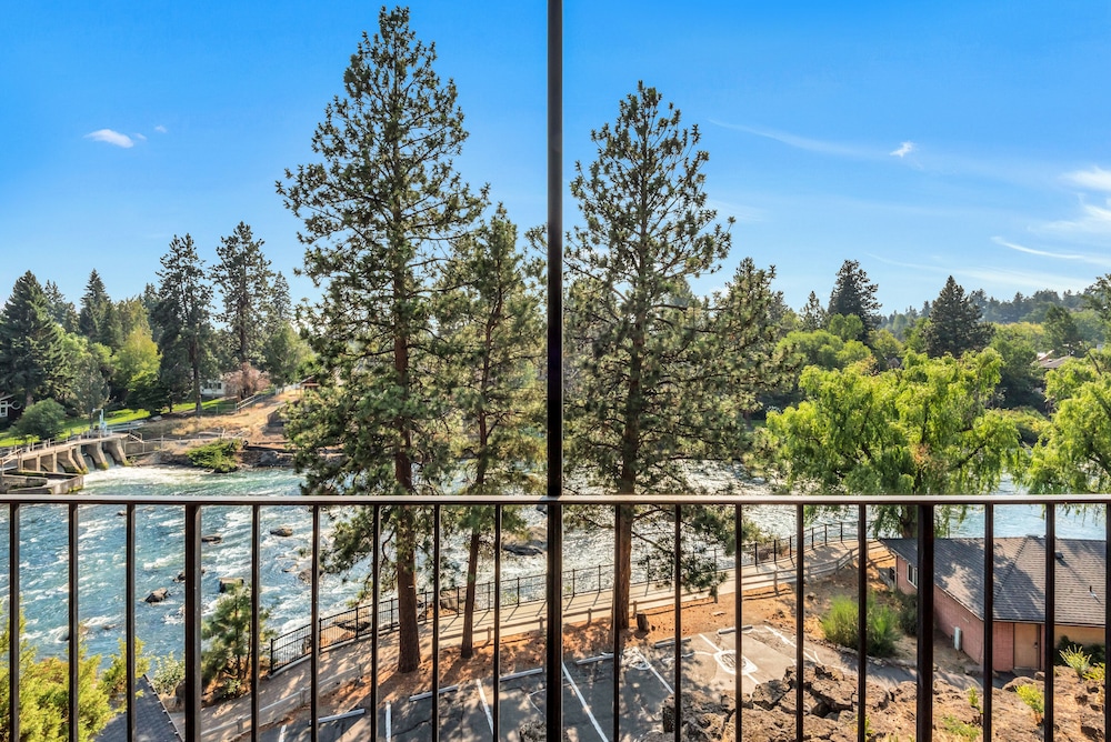 Bend Riverside Inn & Suites - photo 343