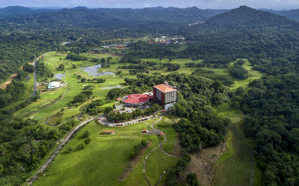 Summit Rainforest & Golf Resort - carbon neutral hotel in Panama
