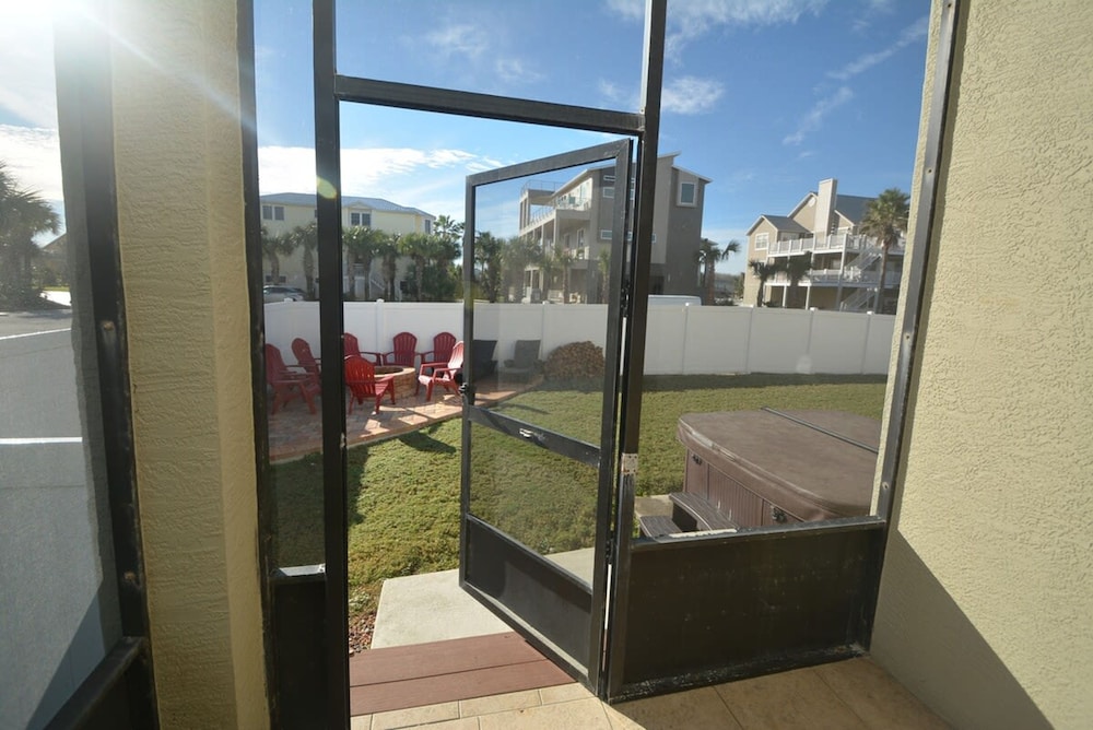 Ocean View Paradise Steps away from the Beach Will Accommodate Up To 10 People including 1 3 Fa - photo 22
