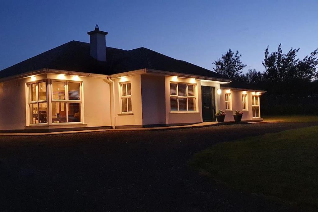 Superb 4 Bed 3 Bath Bungalow in Mitchelstown — 4-Star Luxury Hotel in Mitchelstown, Republic of Ireland