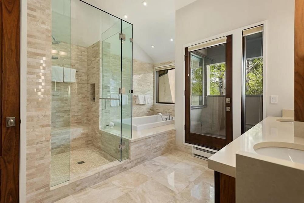 Snowmass Woodrun V 3 Bedroom Ski in Ski out Mountain Residence in the Heart of Snowmass Village — 4-Star Luxury Hotel in Snowmass Village, United States
