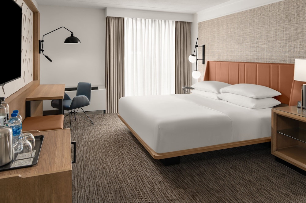 Sheraton Milwaukee Brookfield Hotel - photo 9