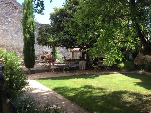 Le Posterlon — hotel in Caumont-Sur-Durance