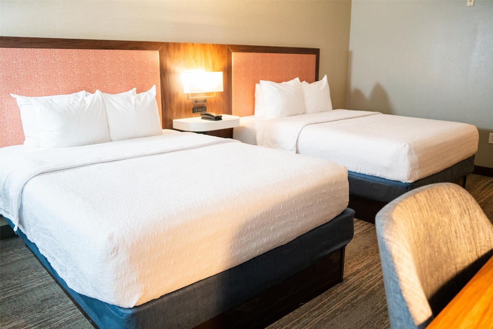 Hampton Inn Gonzales - photo 11