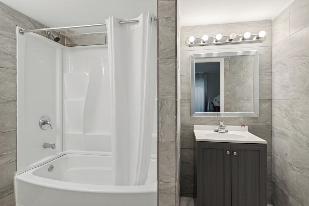 Days Inn by Wyndham Toledo - photo 37