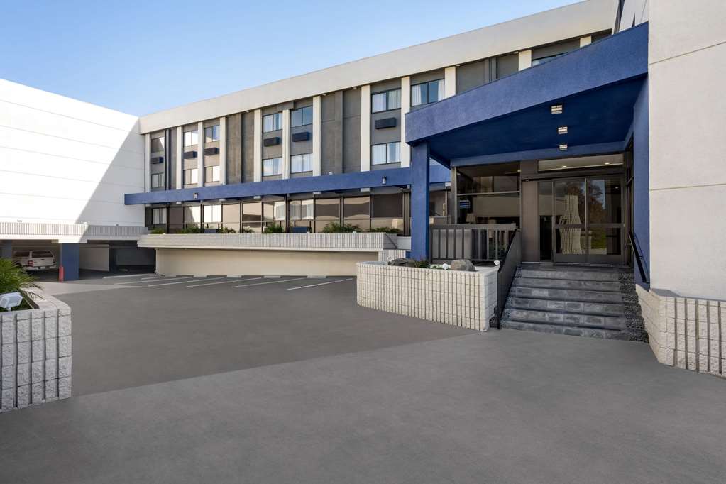 Baymont by Wyndham Monterey Park - carbon neutral hotel in Monterey Park