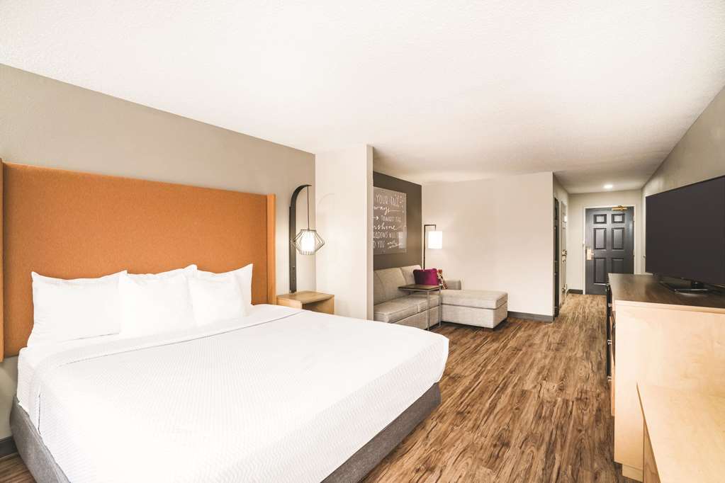 La Quinta Inn & Suites by Wyndham Chattanooga North Hixson - photo 21
