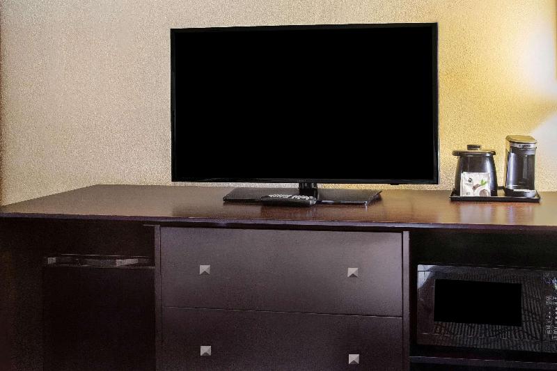 La Quinta Inn & Suites Oakland Airport Coliseum - photo 12