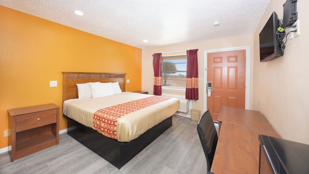 Regency Inn Hondo - photo 13