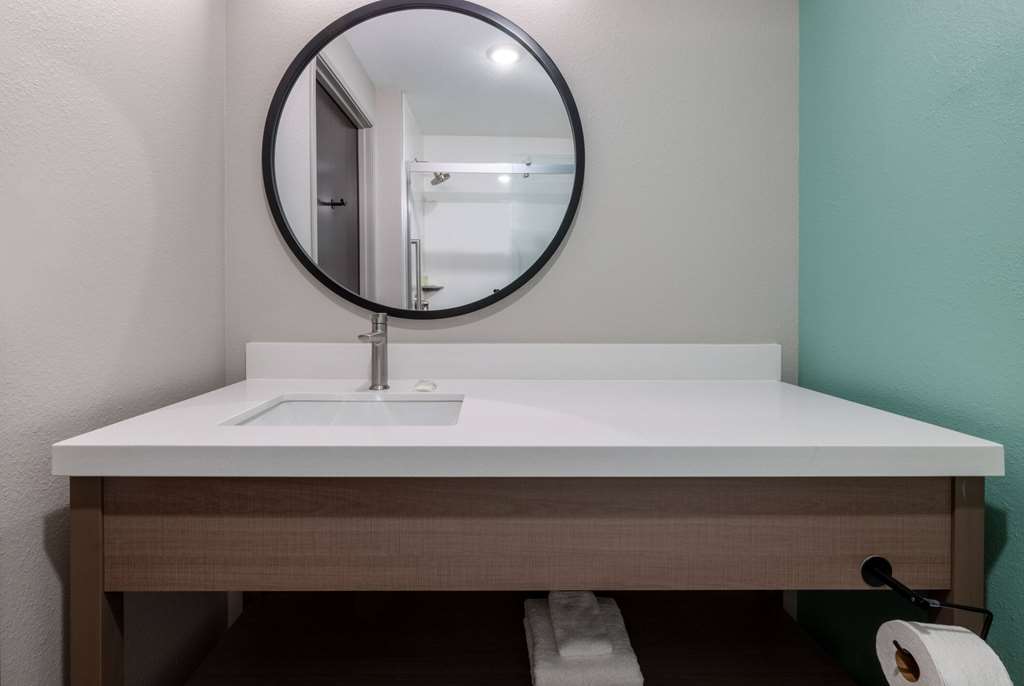 ECHO Suites Richmond West Extended Stay by Wyndham - photo 29