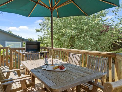 Family at Wharewaka Wharewaka Holiday Home — 4-Star Luxury Hotel in Taupo, New Zealand