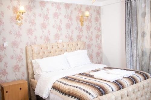 Lovely spacious 1 bedroom with pool view