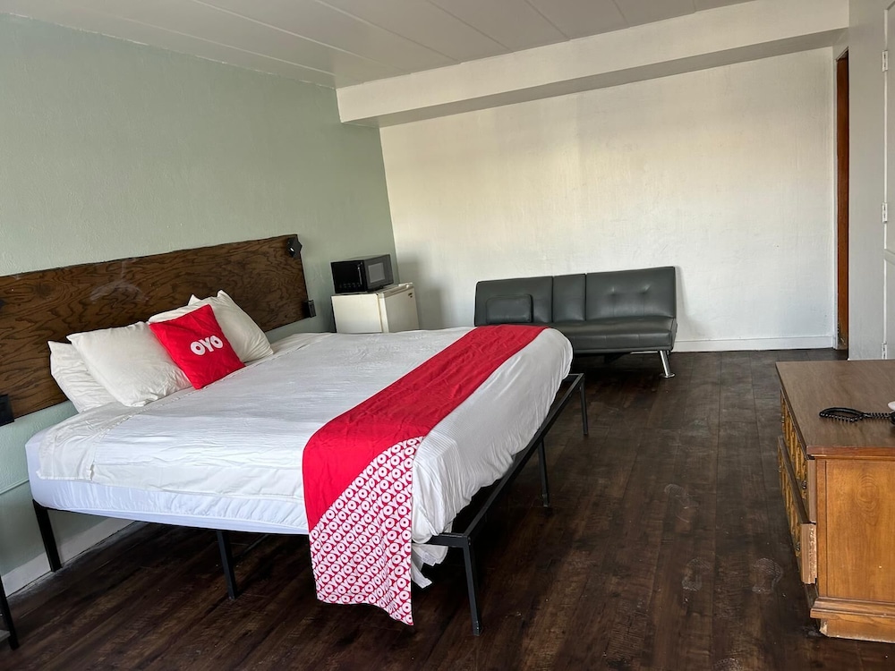 OYO Hotel Downtown Peoria I 74 - photo 21