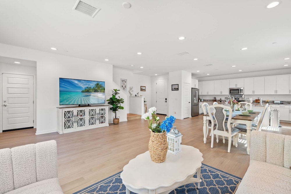 Spacious 5BR Getaway w Game Room Modern Comfort — hotel in Fontana
