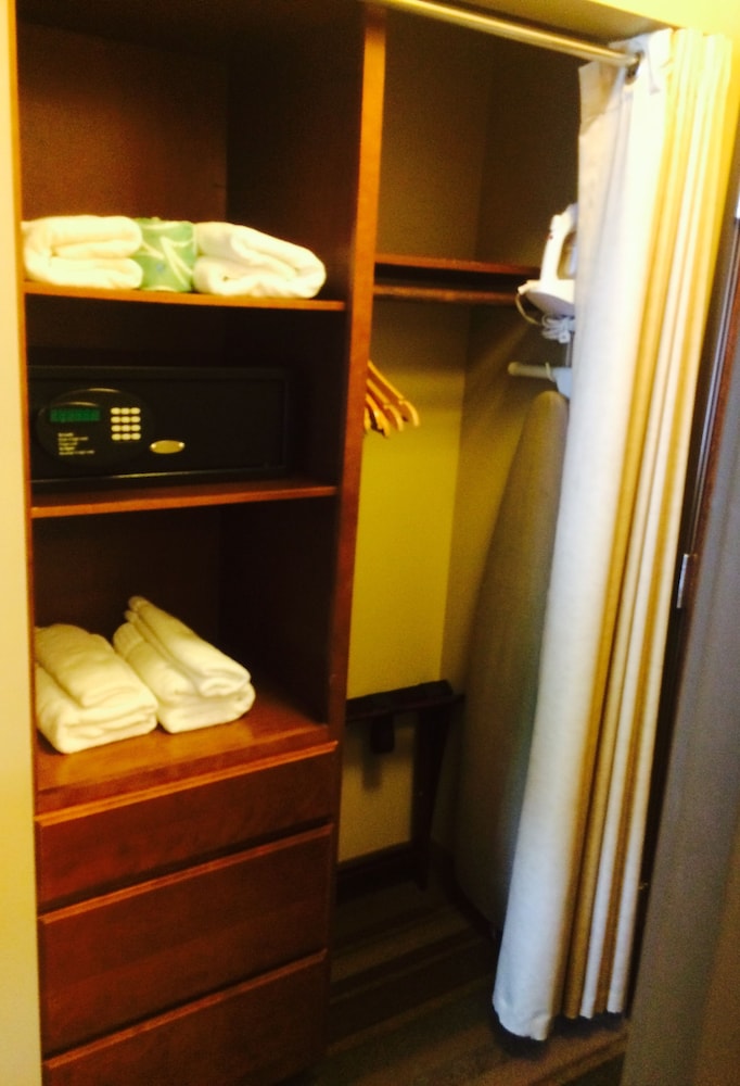 East Avenue Inn & Suites - photo 37