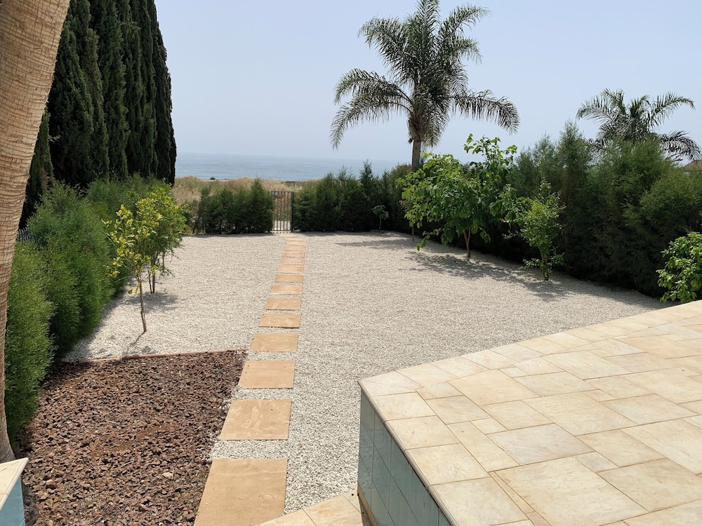 Beachfront Family Holiday Villa Perivolia