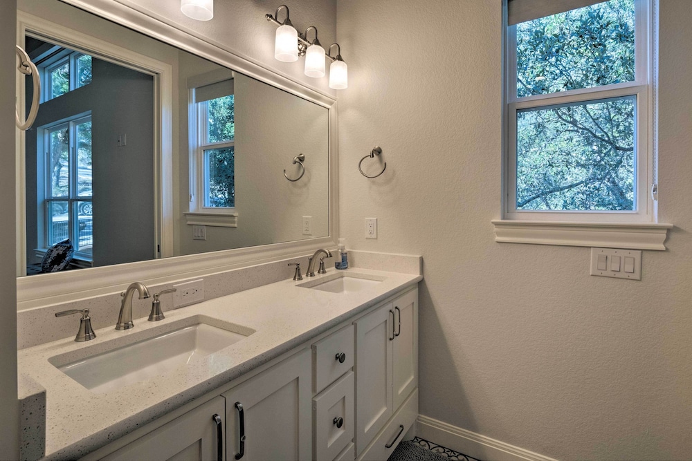 Modern Lake Travis Haven with Resort Amenities - photo 4